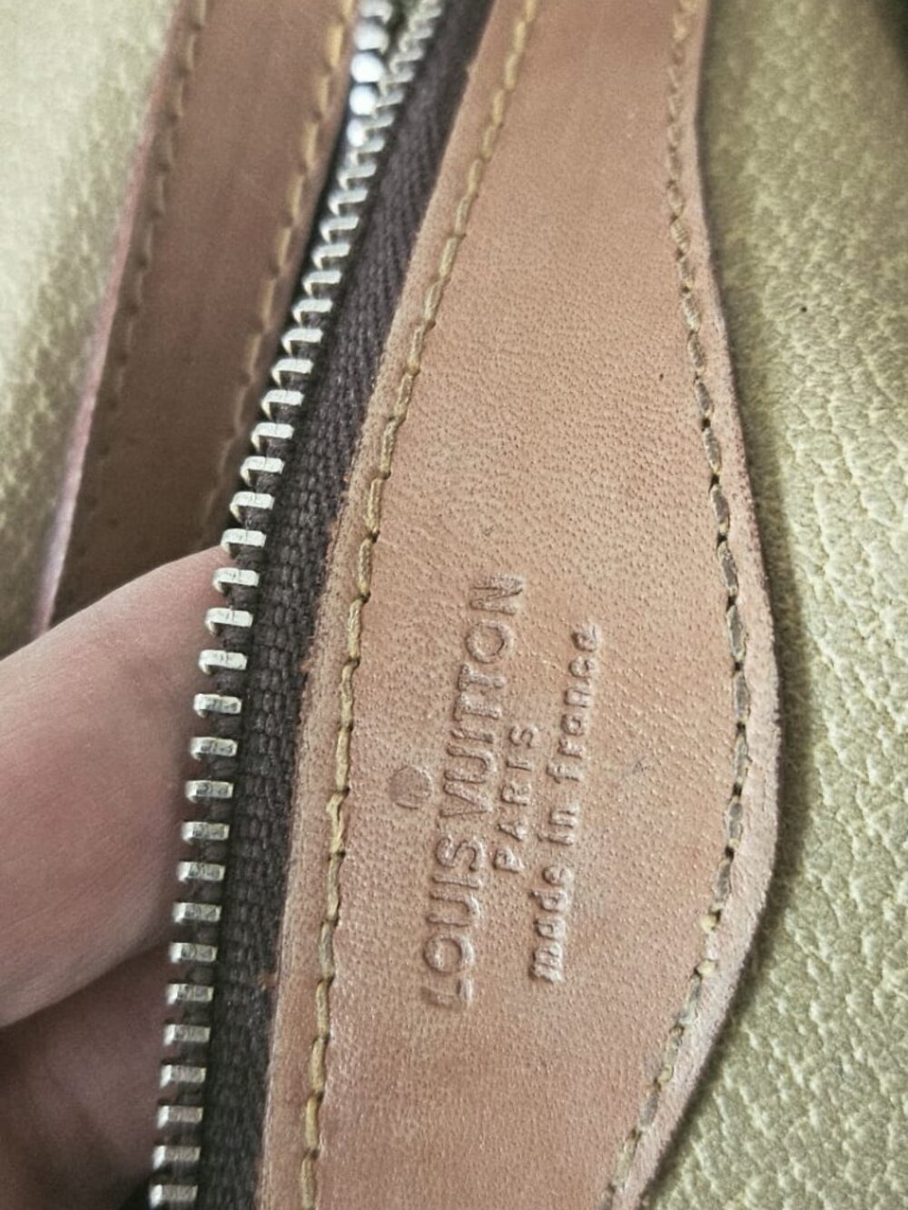 Louis Vuitton crossbody - Picture 11 of 11